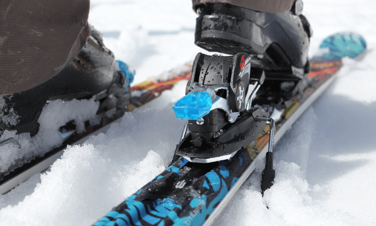 The principle is the same for ski bindings as for road bike bindings 