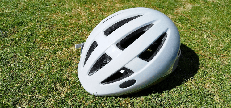 ヘルメットは必須な自転車アクセサリ 